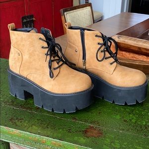 Platform boots. Side zipper. Never worn. Size 8